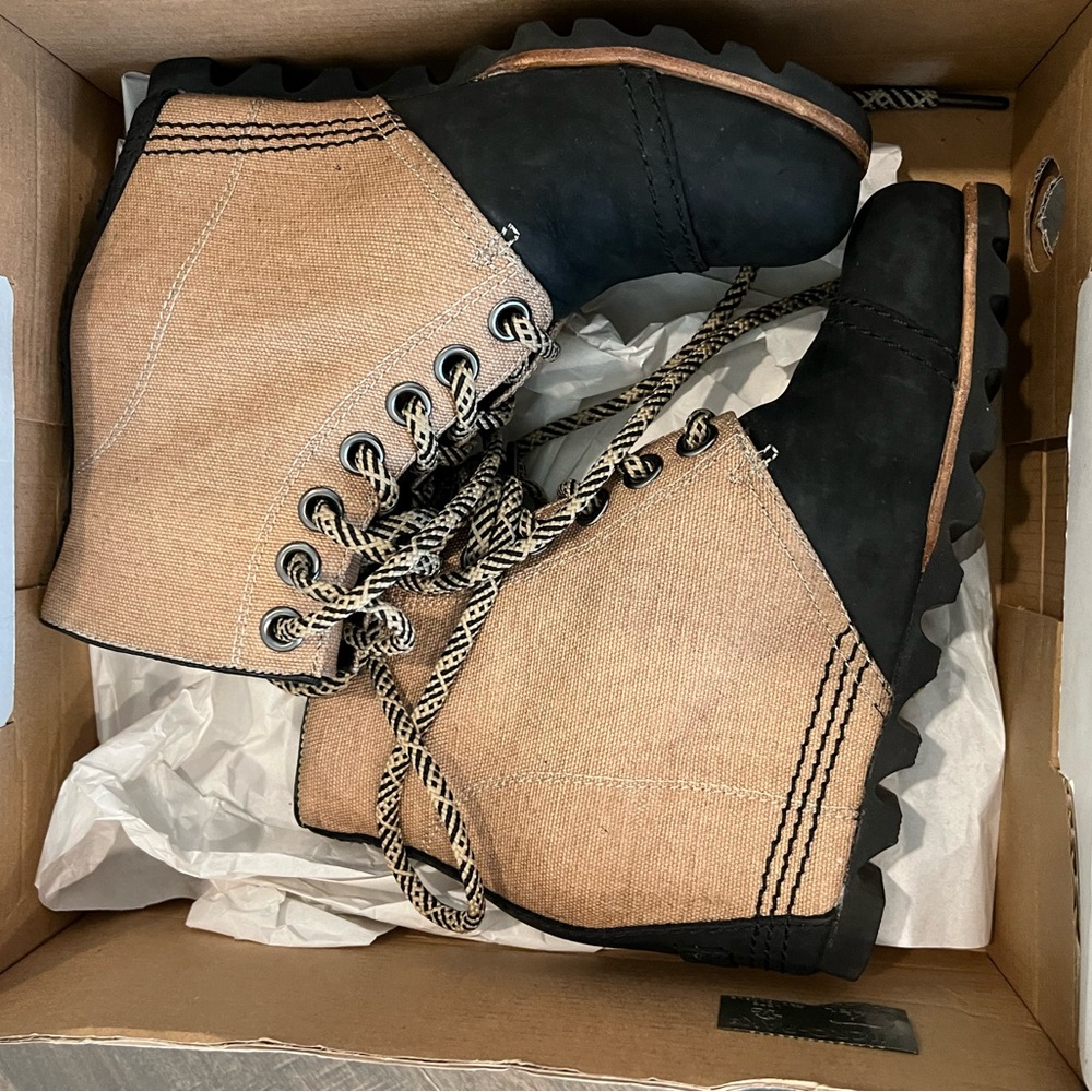 Sorel Black and Tan Lace Up Boots PDX Wedge